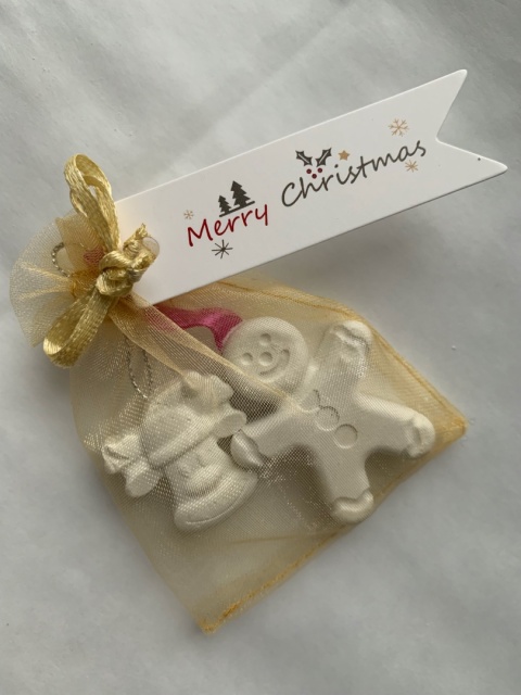 Upominek w złotym woreczku